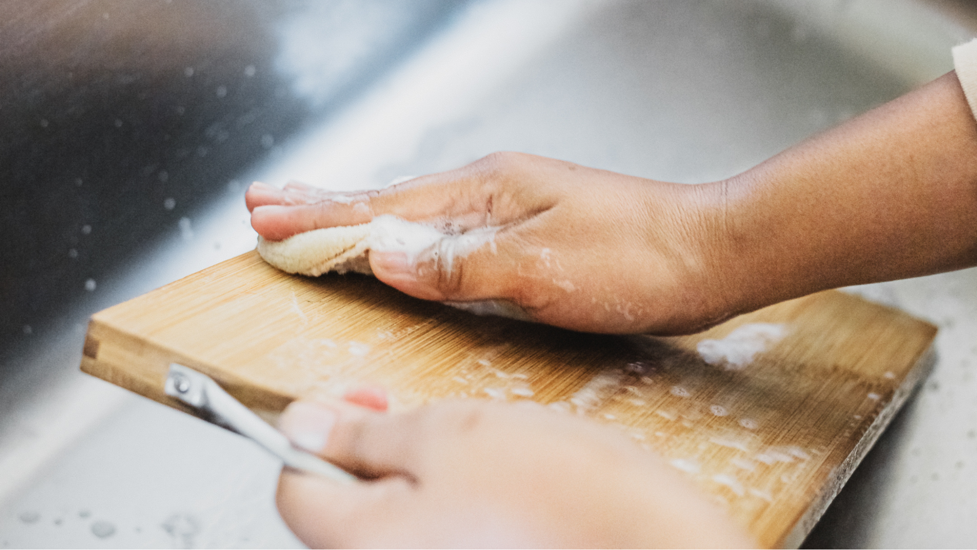 Tábua de corte de madeira ou plástico? Diferenças, higiene e quando escolher cada uma