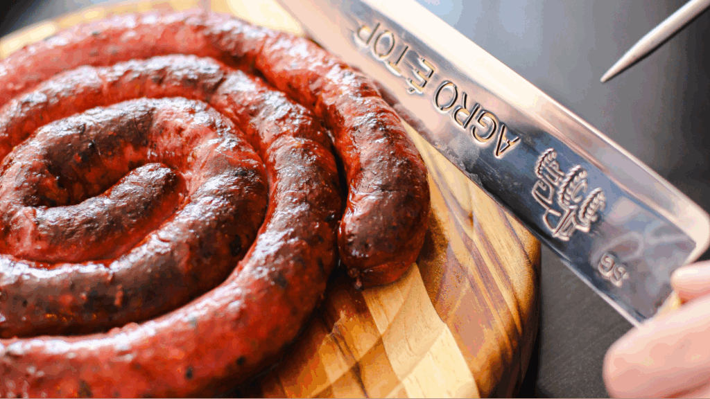 tábua de madeira com linguiça de churrasco 